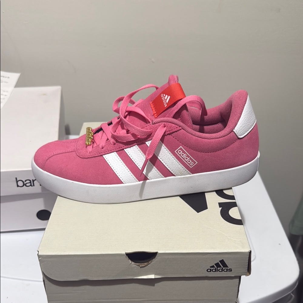 Adidas Pink Sneakers with Classic Low-Top Design - Picture 2 of 7